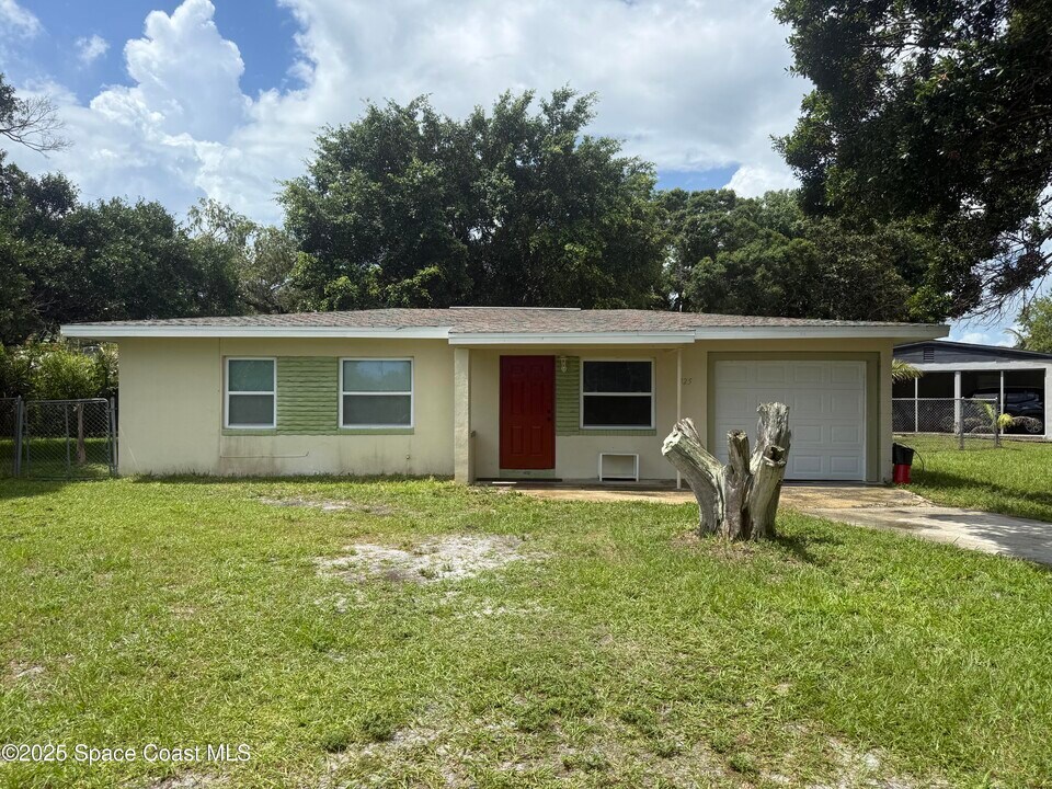 325 Patrick Cir in Melbourne, FL - Building Photo