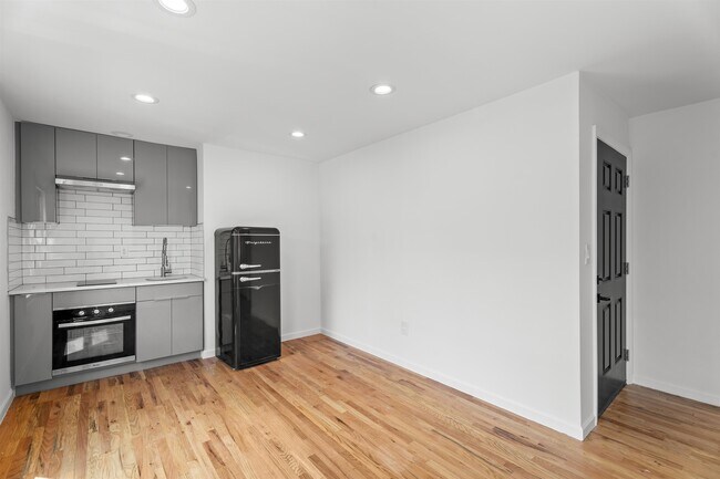 695 Summit Ave in Jersey City, NJ - Building Photo - Building Photo