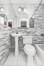 564 Hudson St, Unit 7 in New York, NY - Building Photo - Building Photo