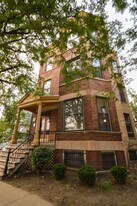 1742 W Addison St in Chicago, IL - Building Photo