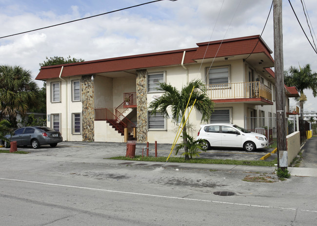 Perez Apartments in Hialeah, FL - Foto de edificio - Building Photo