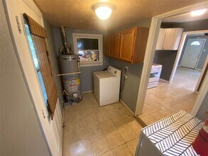 2103 Holly Dr in Dickinson, TX - Building Photo - Building Photo