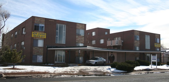 Bonneville Apartments in Aurora, CO - Building Photo - Building Photo