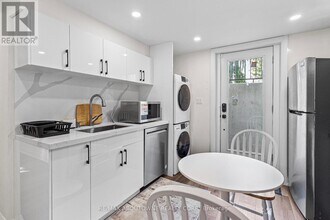 523 Pinegrove Rd in Oakville, ON - Building Photo - Building Photo