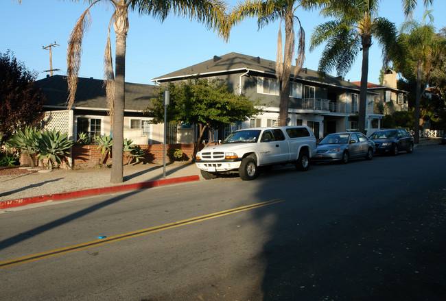 405 Corona del Mar in Santa Barbara, CA - Foto de edificio - Building Photo