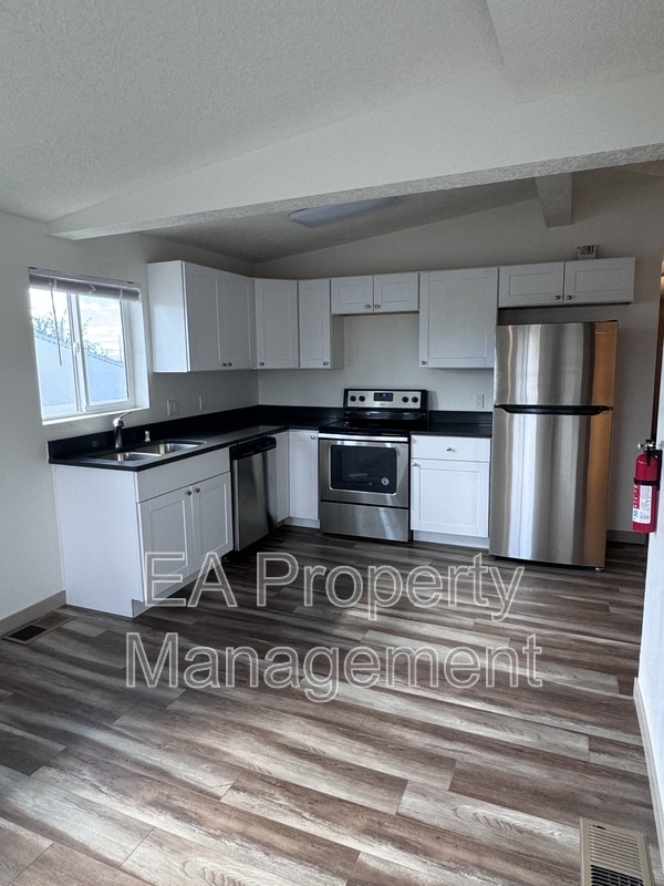 property at 725 Edith Blvd SE
