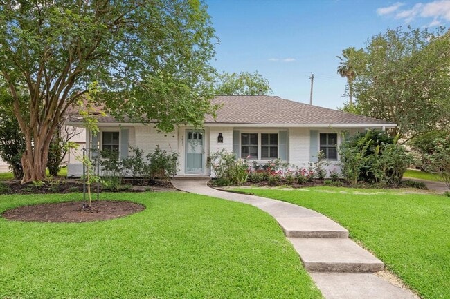 3831 Linklea Dr