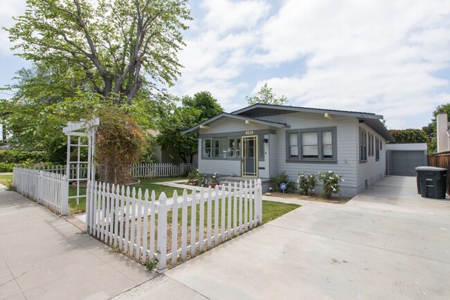 158 S Harwood St in Orange, CA - Foto de edificio - Building Photo