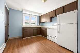 328 Park Ave, Unit b in East Hartford, CT - Building Photo
