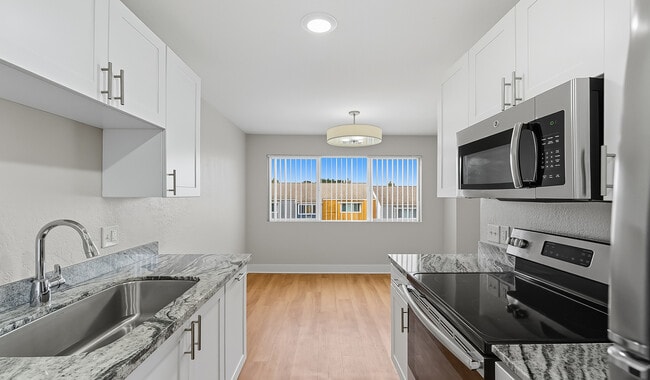 Pacifica Park Apartments in Pacifica, CA - Building Photo - Building Photo