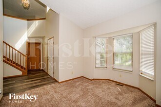 1558 Royal Oak Dr in Lewis Center, OH - Foto de edificio - Building Photo