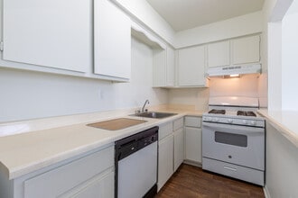 Shelby Oaks Townhomes in Shelby Township, MI - Foto de edificio - Interior Photo