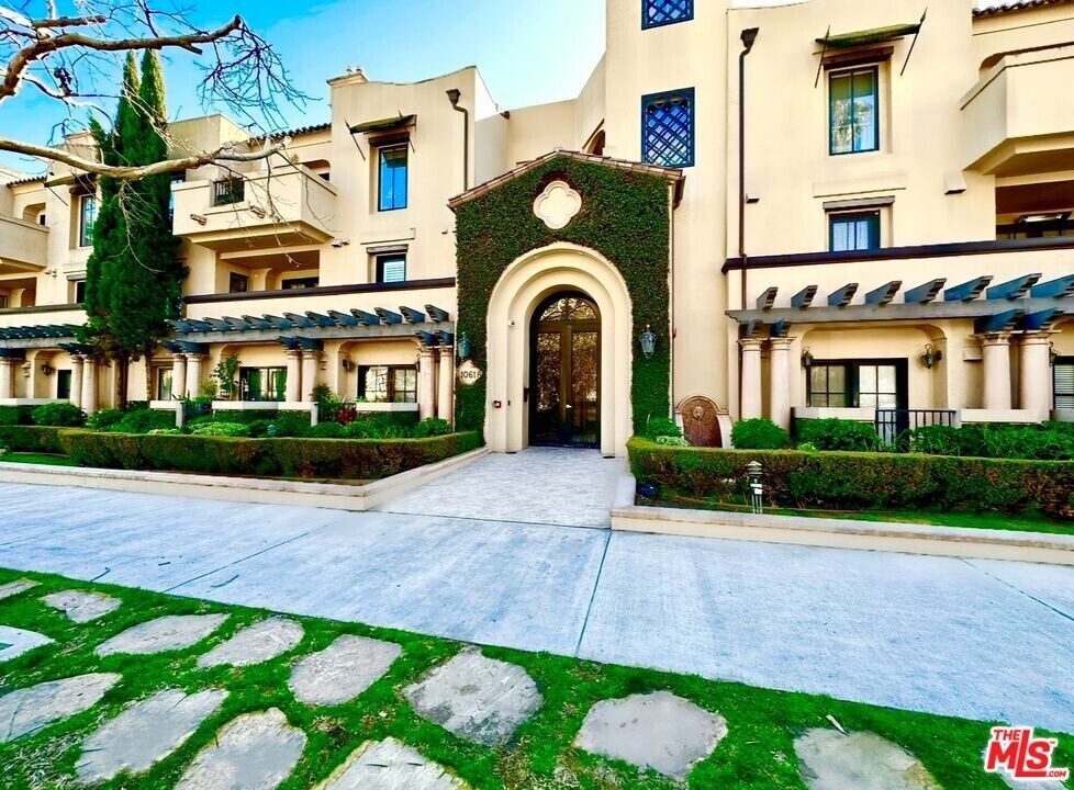 10618 Woodbridge St-Unit -304 in Los Angeles, CA - Foto de edificio