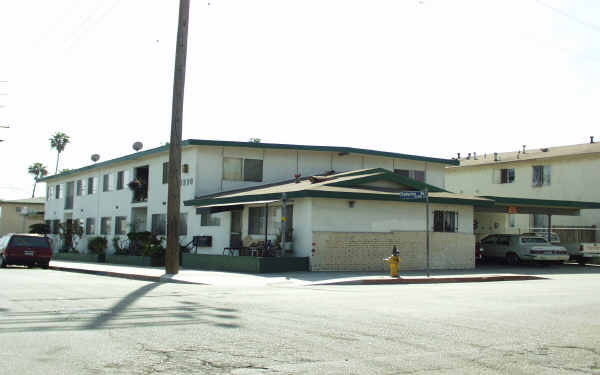 1330 W 253rd St in Harbor City, CA - Foto de edificio