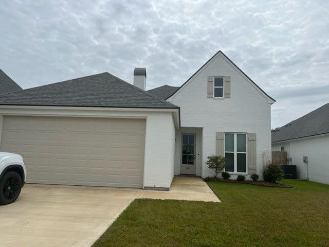 300 San Sebastian Dr in Youngsville, LA - Building Photo