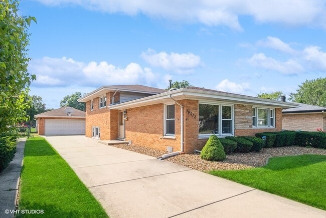 10012 S Komensky Ave in Oak Lawn, IL - Building Photo - Building Photo