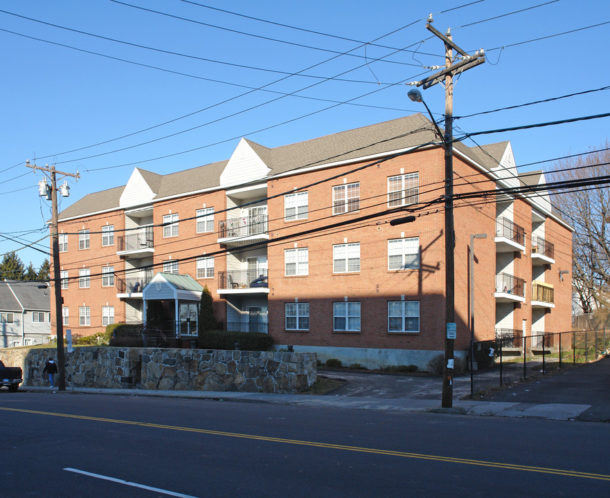 501 W Main St in Stamford, CT - Building Photo