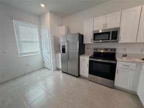 2946 Skyline Lp in Kissimmee, FL - Foto de edificio - Building Photo