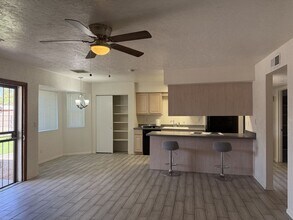 6117 W Monte Cristo Ave in Glendale, AZ - Foto de edificio - Building Photo