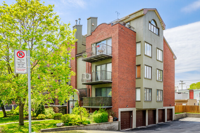 208 De La Poudrière Rue in Verdun, QC - Building Photo - Building Photo