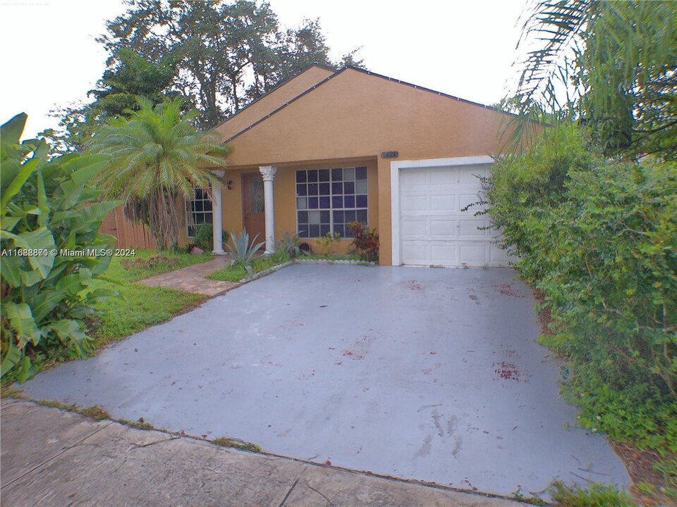 1490 SW 85th Terrace in Pembroke Pines, FL - Building Photo