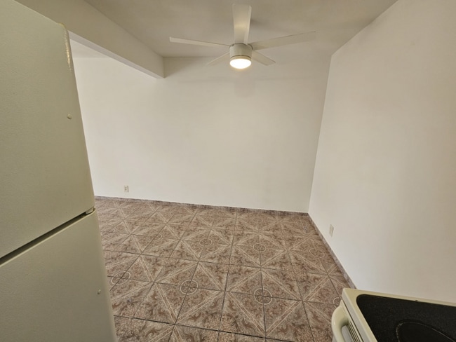 575 S Royal Crest Cir in Las Vegas, NV - Building Photo - Building Photo