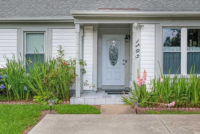 1705 Maryus Ct in Virginia Beach, VA - Foto de edificio - Building Photo