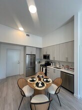 1337 NW 32nd St, Unit C2 in Miami, FL - Foto de edificio - Building Photo