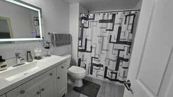 275 NE 18th St, Unit PH10 in Miami, FL - Building Photo