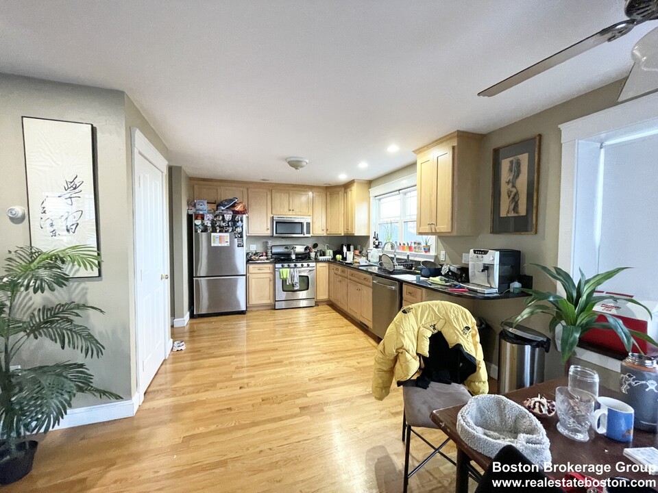 25 Iroquois St, Unit 1 in Boston, MA - Building Photo