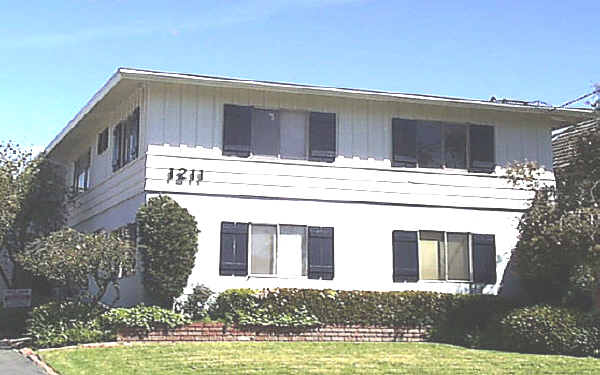 1211 E Lexington Dr in Glendale, CA - Building Photo - Building Photo