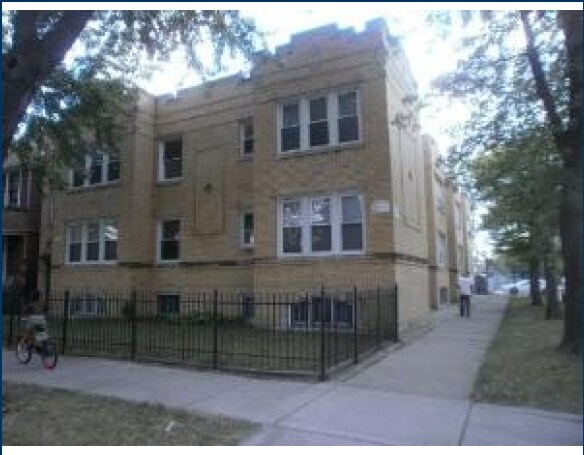 7002 S Claremont Ave in Chicago, IL - Foto de edificio