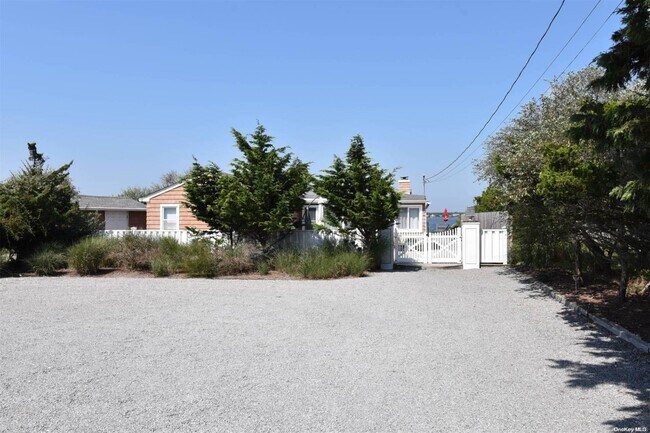 620 Dune Rd in Southampton, NY - Building Photo - Building Photo