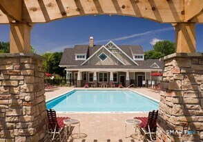 8 Tucker St in Danbury, CT - Building Photo