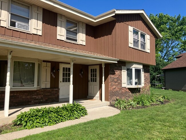2711 Albany Ct in Waukesha, WI - Building Photo - Building Photo
