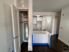 235 W 22nd St in New York, NY - Building Photo - Building Photo