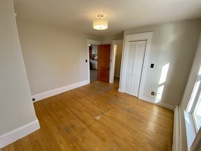 46 Eighth St, Unit #2 Up in Auburn, ME - Foto de edificio - Building Photo