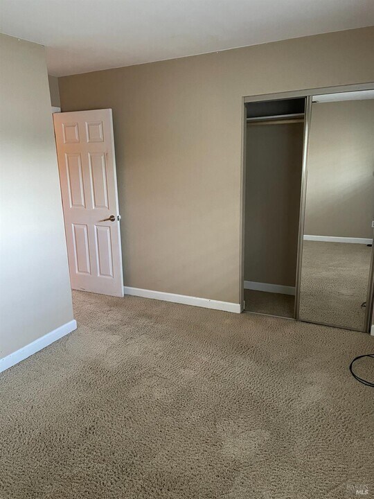 954 Emily Ave in Rohnert Park, CA - Foto de edificio