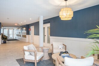 Gleason Lake in Wayzata, MN - Foto de edificio - Lobby
