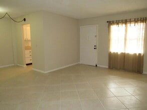 2302 Sunrise Blvd, Unit 105 in Fort Pierce, FL - Building Photo - Building Photo