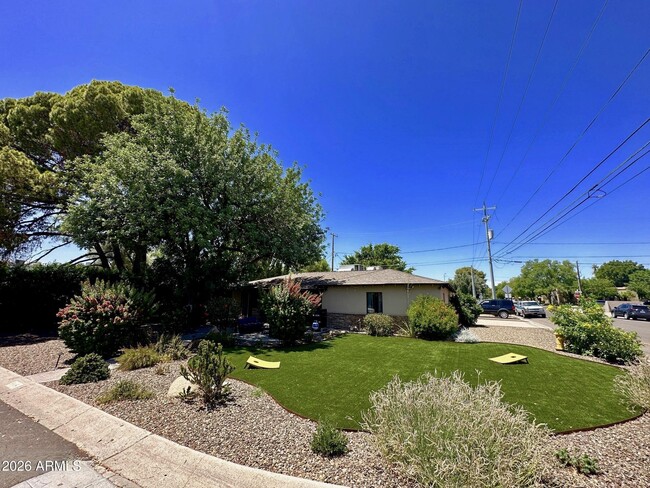 946 E Denton Ln in Phoenix, AZ - Building Photo - Building Photo