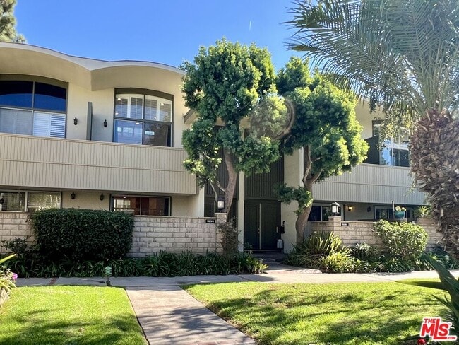 13218 Fiji Way in Marina Del Rey, CA - Building Photo - Building Photo