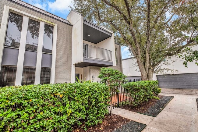 1300 Augusta Dr in Houston, TX - Building Photo - Building Photo
