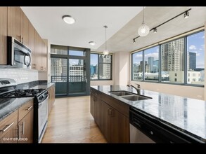 235 W Van Buren St, Unit 3001 in Chicago, IL - Building Photo - Building Photo