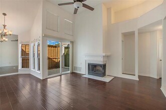 18143 Whispering Gables Ln in Dallas, TX - Foto de edificio - Building Photo