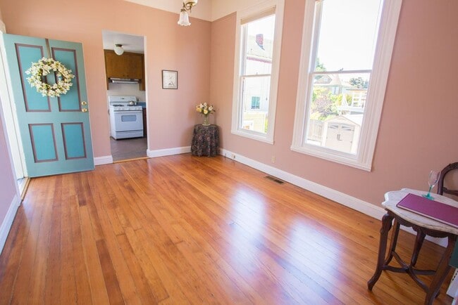 2232 Clinton Avenue, Unit B in Alameda, CA - Foto de edificio - Building Photo