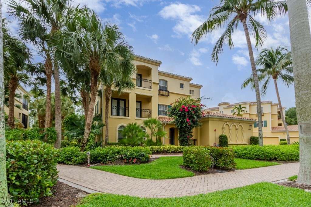 2859 Tiburon Blvd E in Naples, FL - Foto de edificio