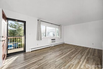 128 Cricket Ln in Woodbridge Township, NJ - Building Photo - Building Photo