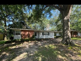 3141 Oak Forest Dr in Jackson, MS - Building Photo