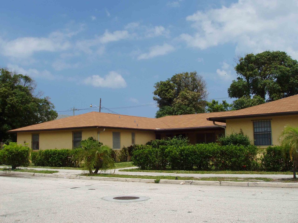 1100 Henrietta Ave in West Palm Beach, FL - Building Photo